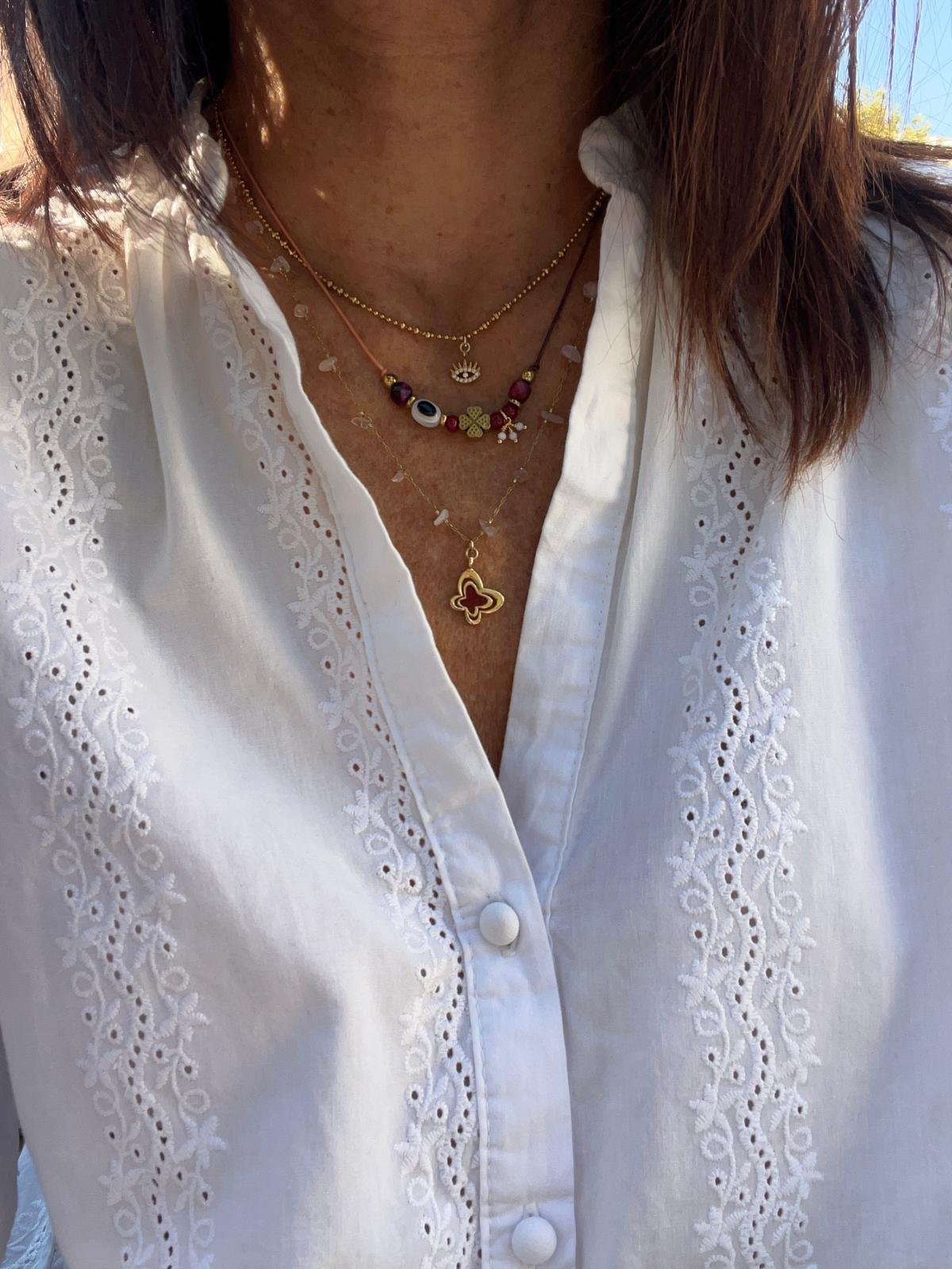 Collier papillon bordeaux et perles quartz rose