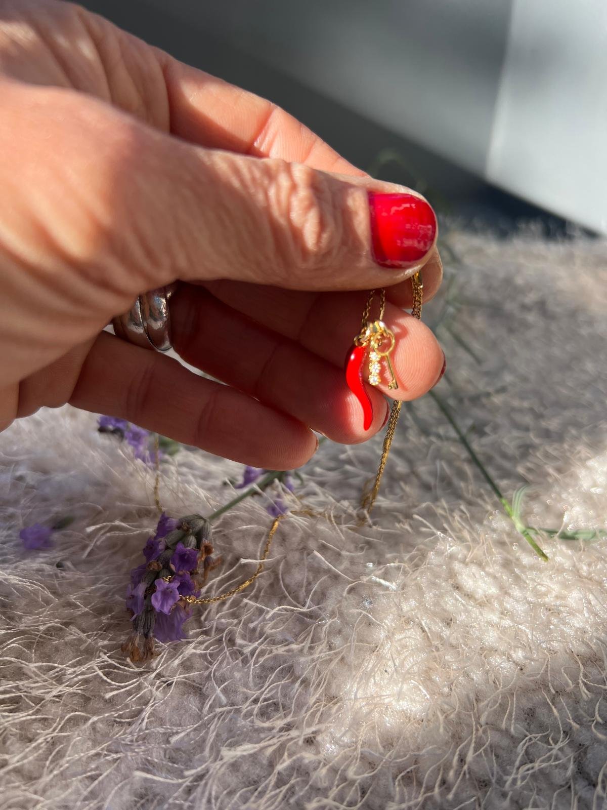 Collier piment, clé et strass – Image 2