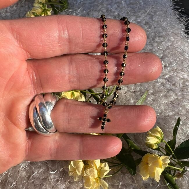 Collier croix noire